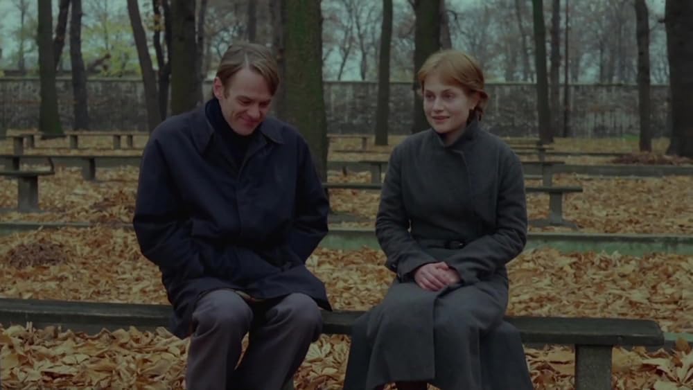 レースを編む女の画像