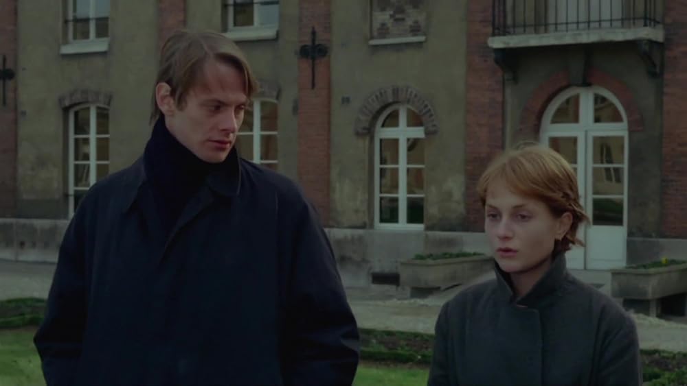 レースを編む女の画像