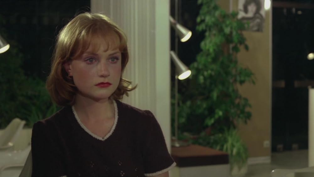 レースを編む女の画像