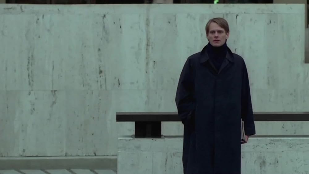 レースを編む女の画像