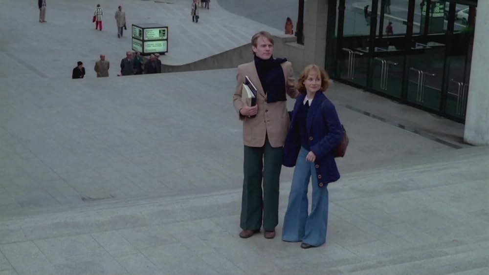 レースを編む女の画像