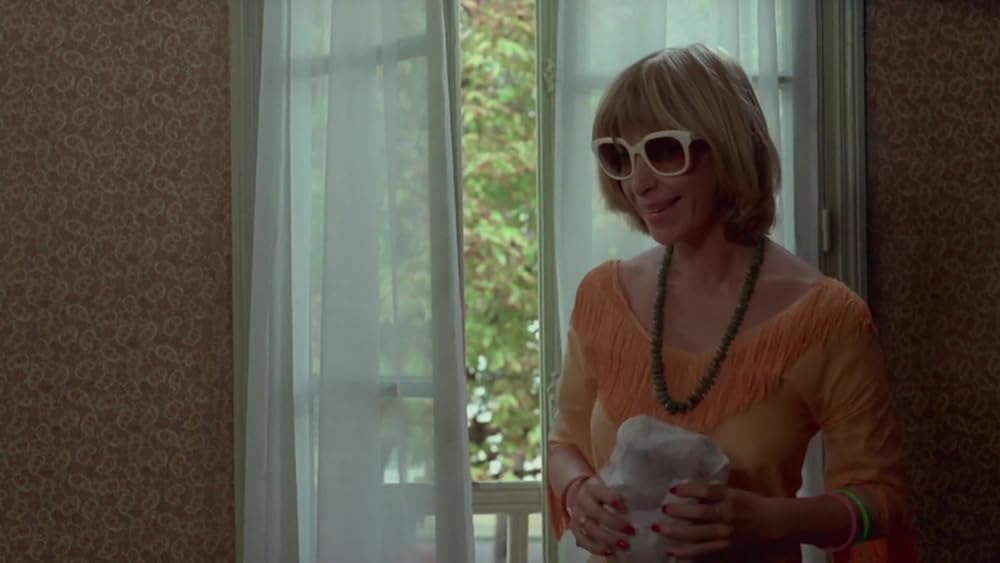 レースを編む女の画像