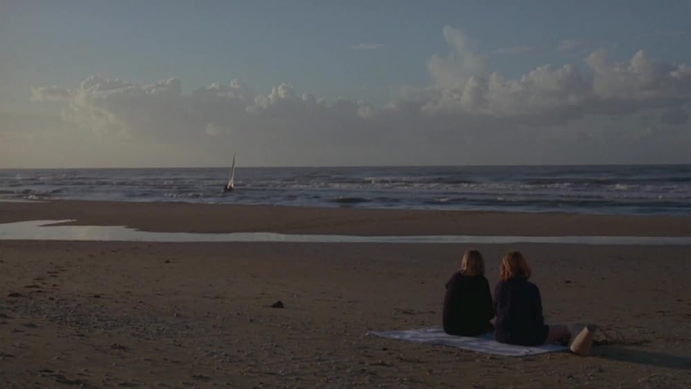 レースを編む女の画像