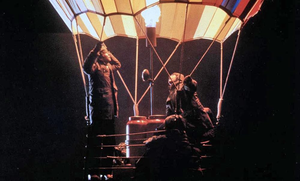 「気球の8人」の画像