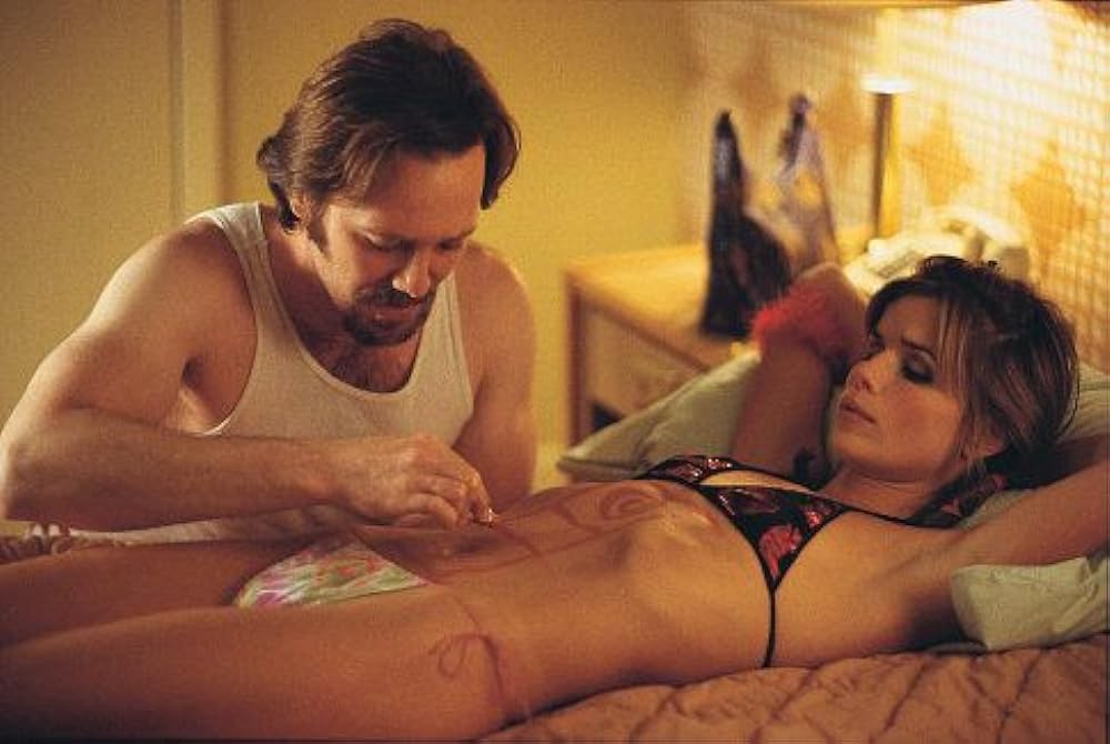 レスリー・ニールセンの 裸の石（ストーン）を持つ男の画像