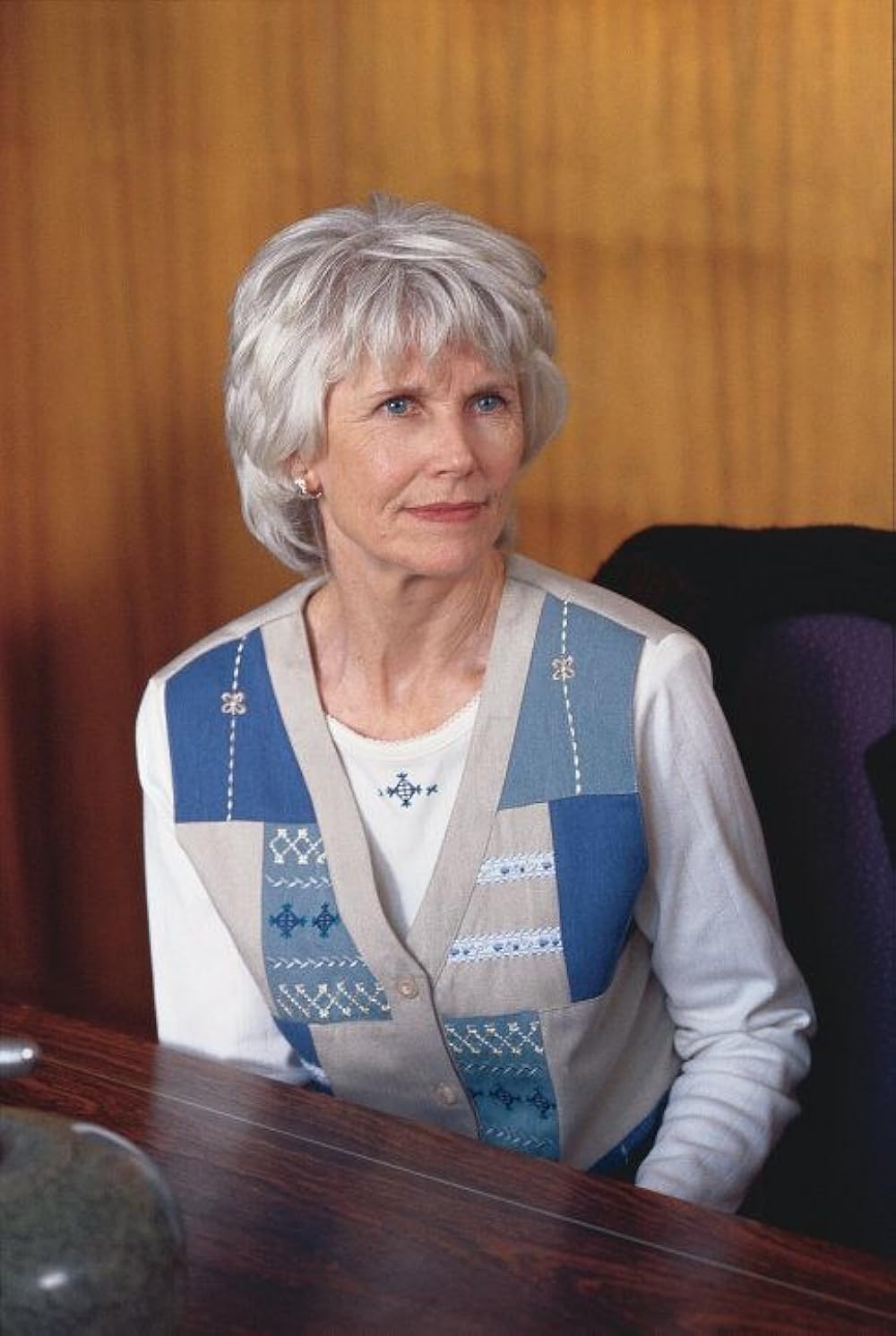 レスリー・ニールセンの 裸の石（ストーン）を持つ男の画像