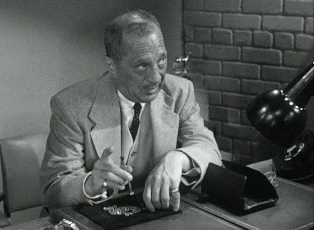 ギャングを狙う男の画像