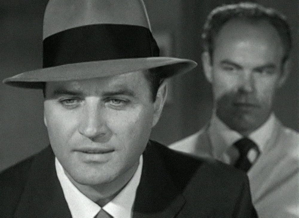 ギャングを狙う男の画像