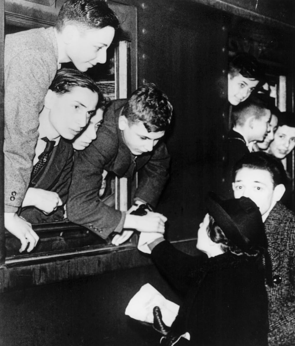 INTO THE ARMS OF STRANGERS ホロコースト:救出された子供たちの画像