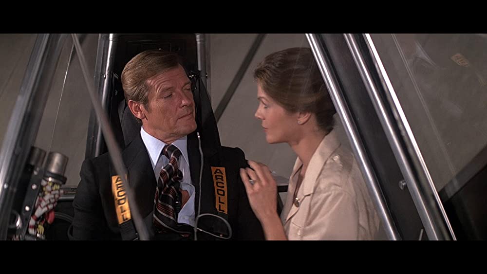 「007／ムーンレイカー」ロジャー・ムーア & ロイス・チャイルズの画像