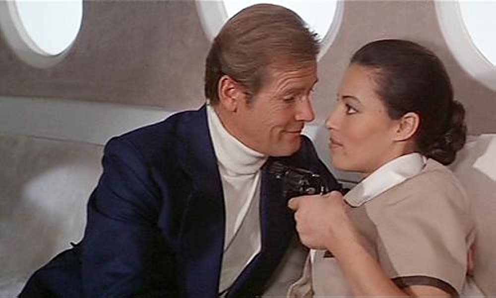 「007／ムーンレイカー」ロジャー・ムーア & Leila Shennaの画像