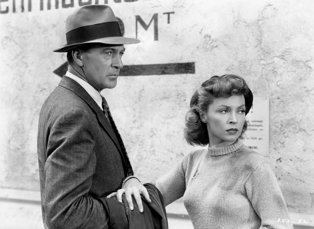 外套と短剣の画像