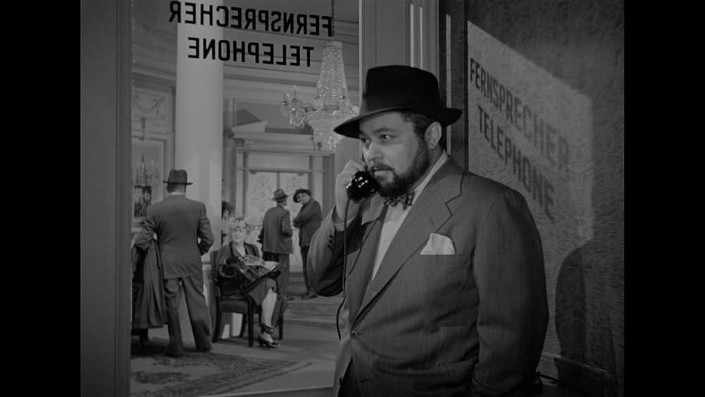 外套と短剣の画像