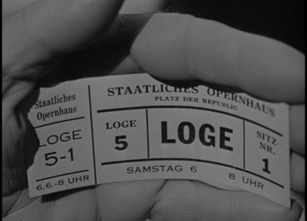 外套と短剣の画像