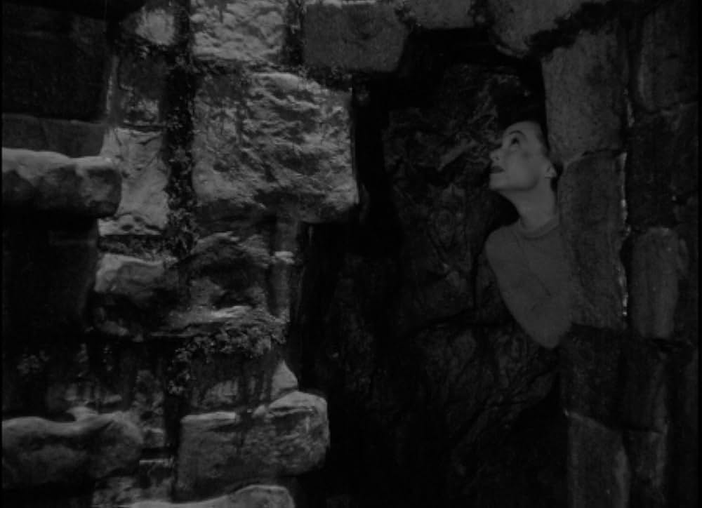 外套と短剣の画像