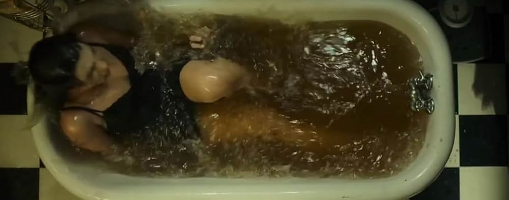 THE BITE 変身する女の画像