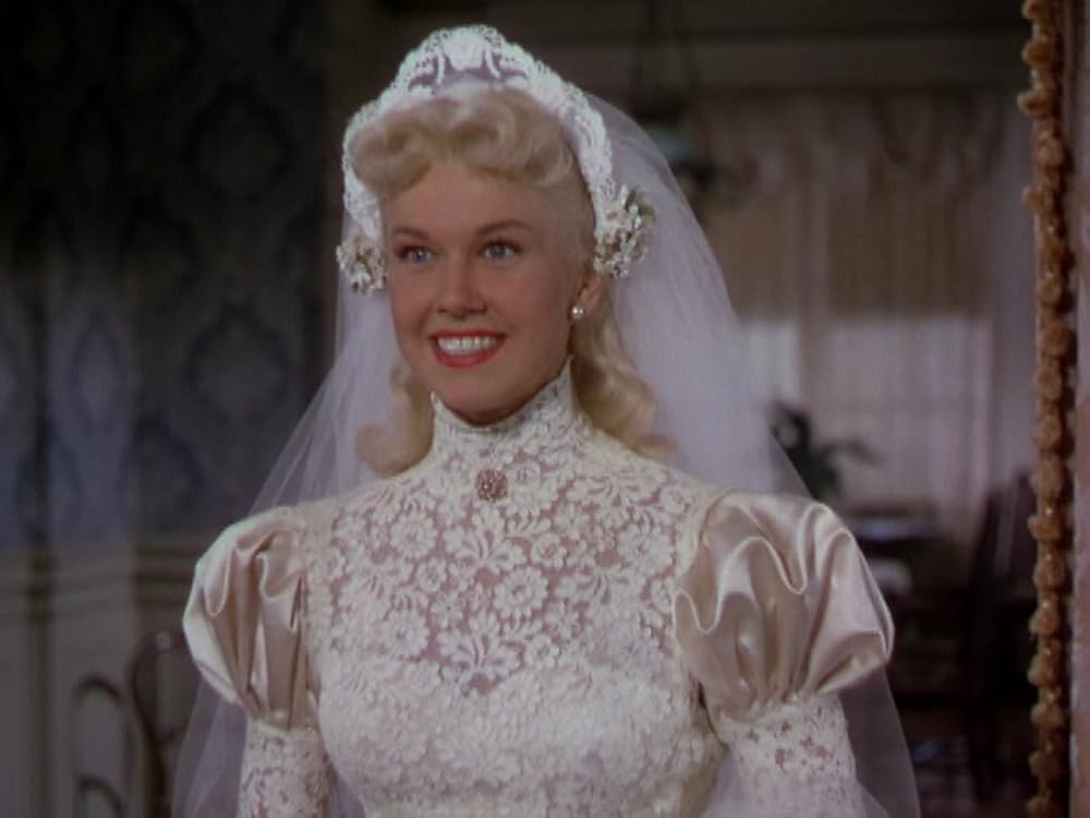 銀色の月明かりの下での画像