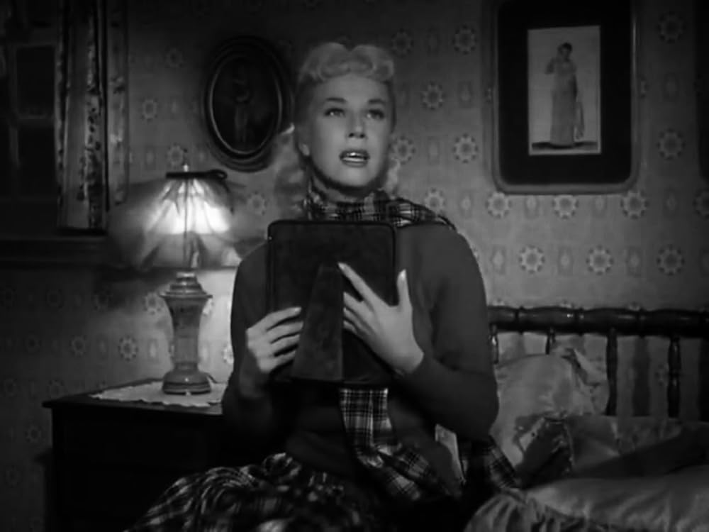 銀色の月明かりの下での画像