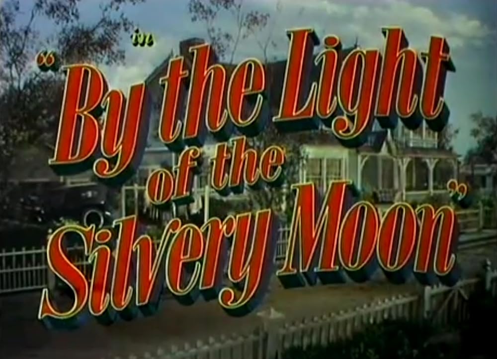 銀色の月明かりの下での画像