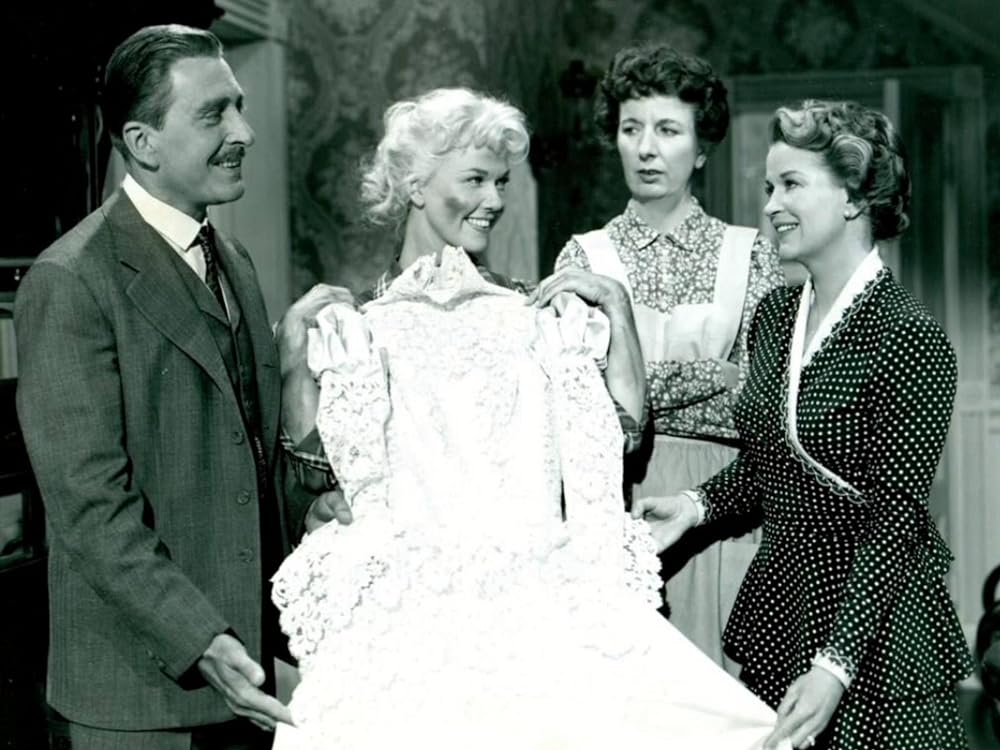 銀色の月明かりの下での画像