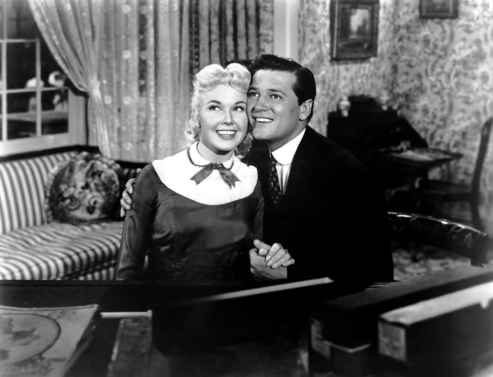 銀色の月明かりの下での画像