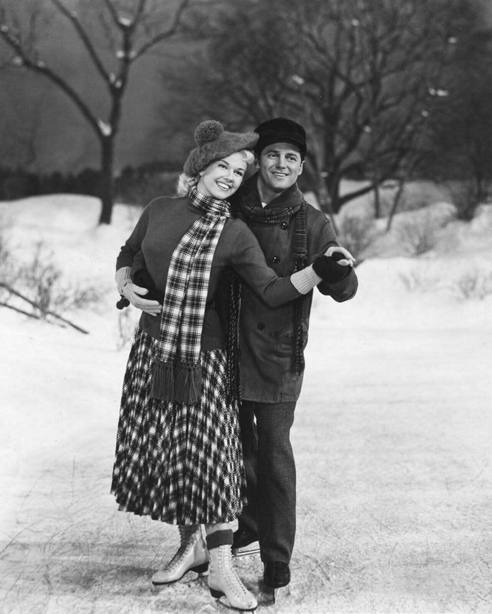 銀色の月明かりの下での画像