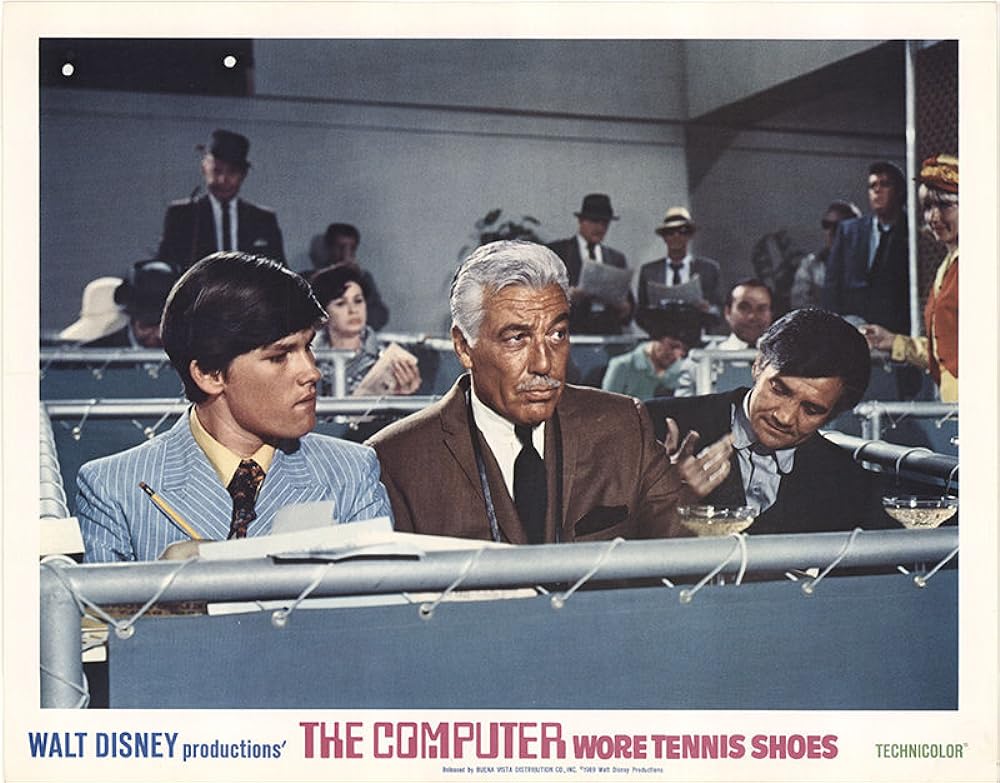 テニス靴をはいたコンピューターの画像