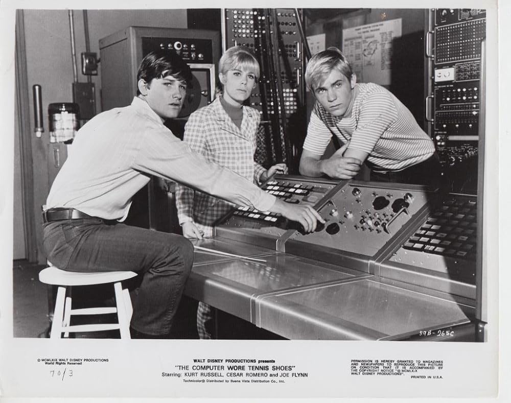 テニス靴をはいたコンピューターの画像