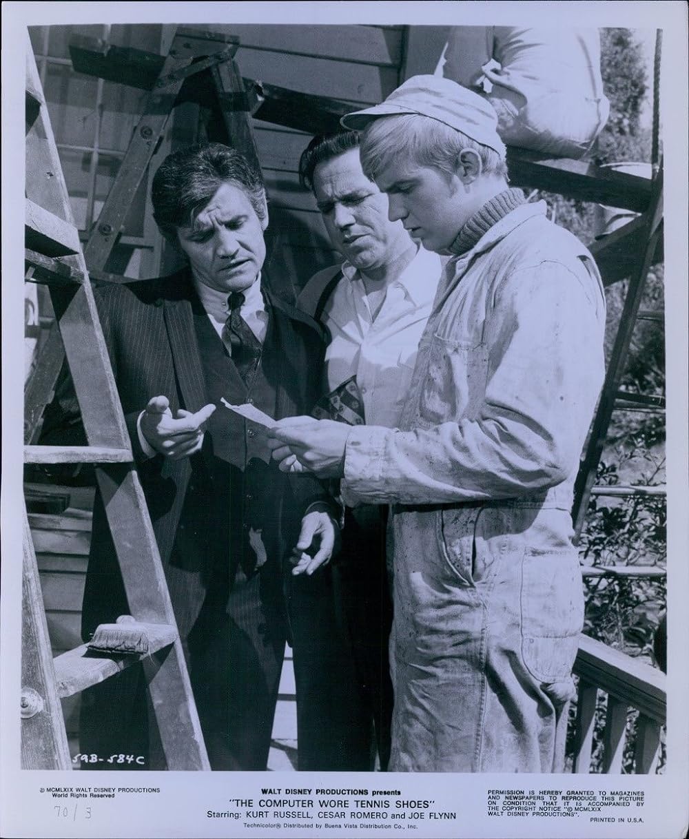 テニス靴をはいたコンピューターの画像