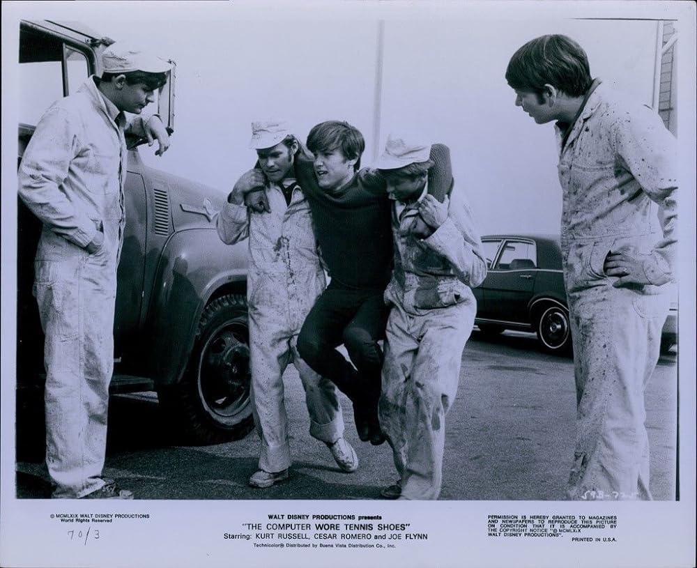 テニス靴をはいたコンピューターの画像