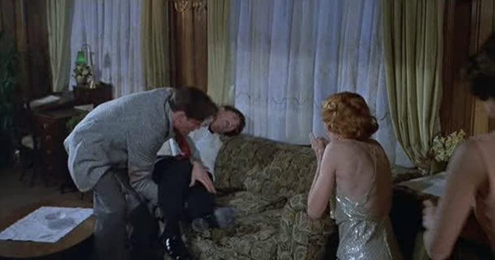 「ナイル殺人事件」ミア・ファロー & オリビア・ハッセー & ジョン・フィンチ & サイモン・マッコーキンデールの画像