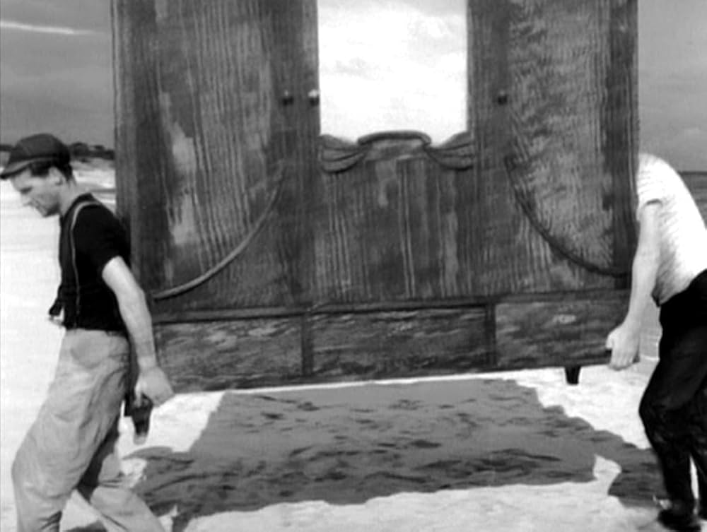 タンスと二人の男の画像