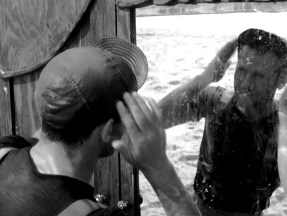 タンスと二人の男の画像