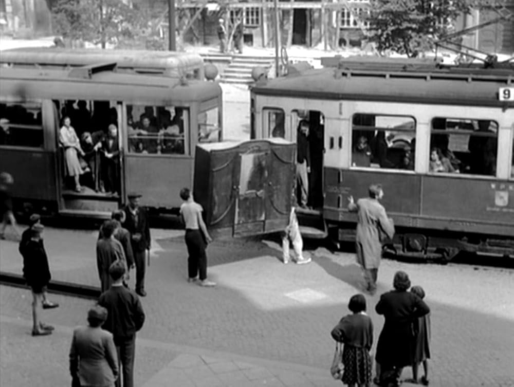 タンスと二人の男の画像