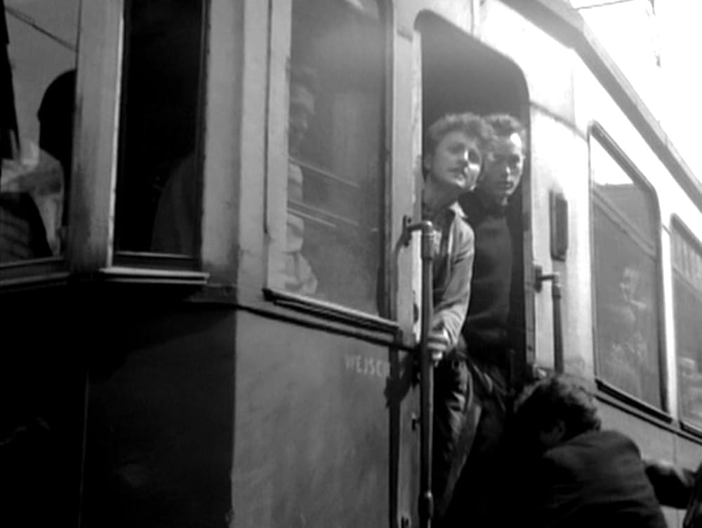 タンスと二人の男の画像