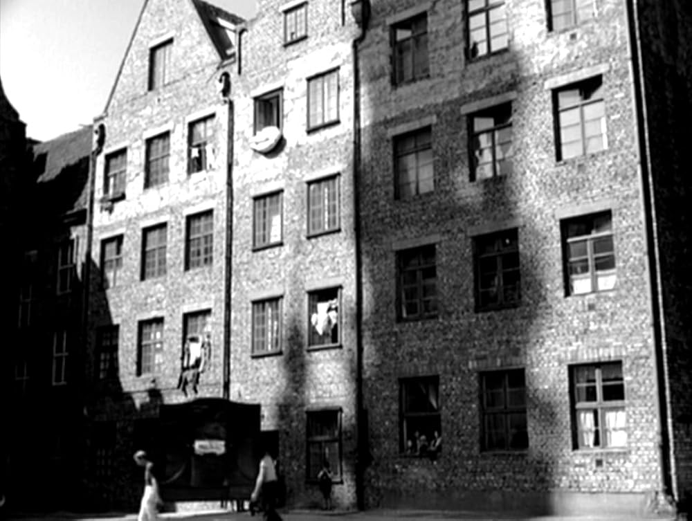 タンスと二人の男の画像