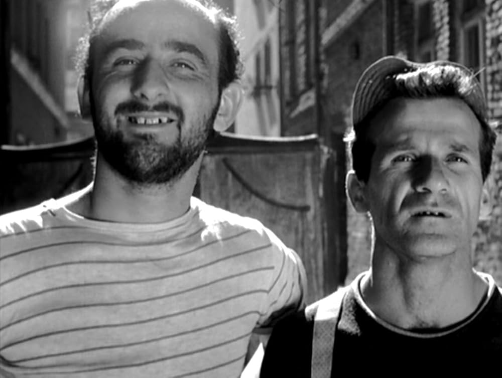 タンスと二人の男の画像