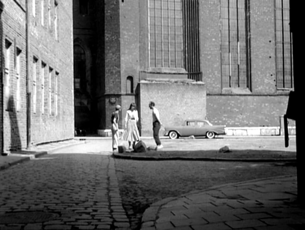 タンスと二人の男の画像