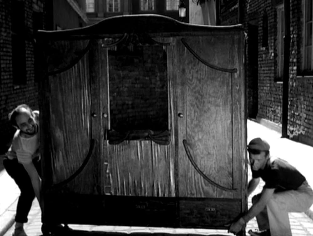 タンスと二人の男の画像