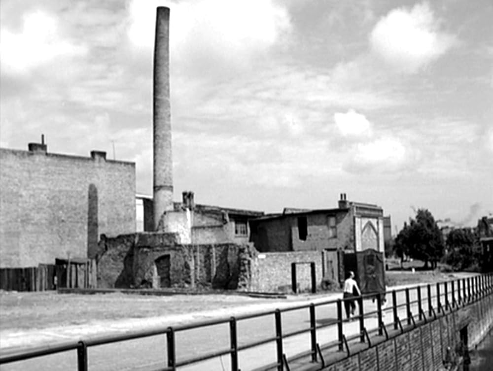 タンスと二人の男の画像