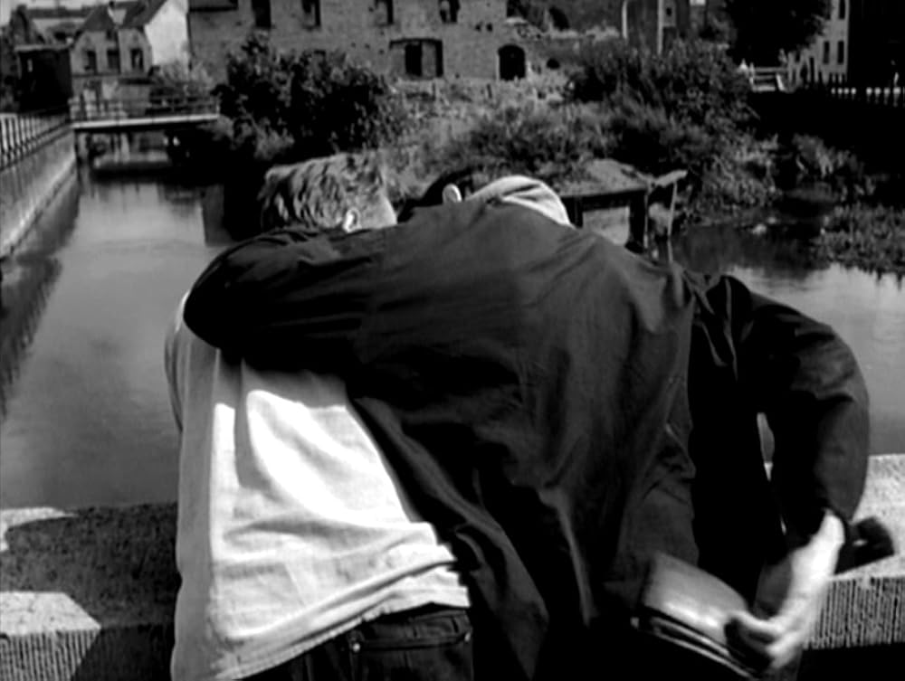 タンスと二人の男の画像