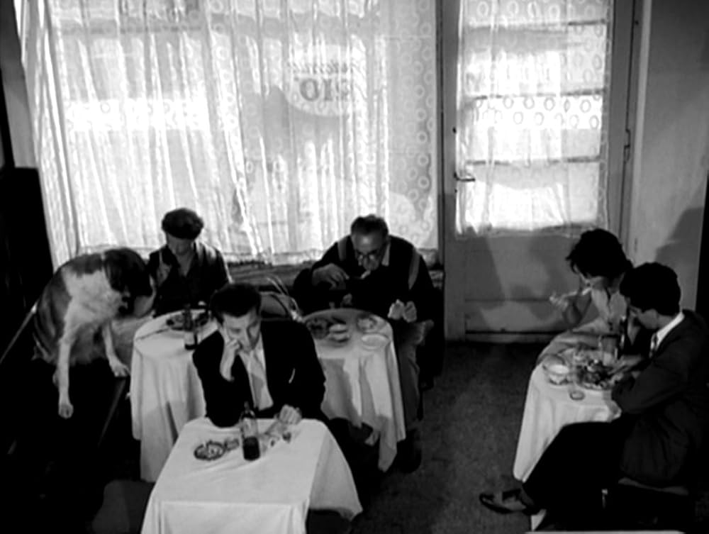 タンスと二人の男の画像