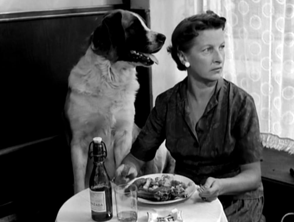 タンスと二人の男の画像