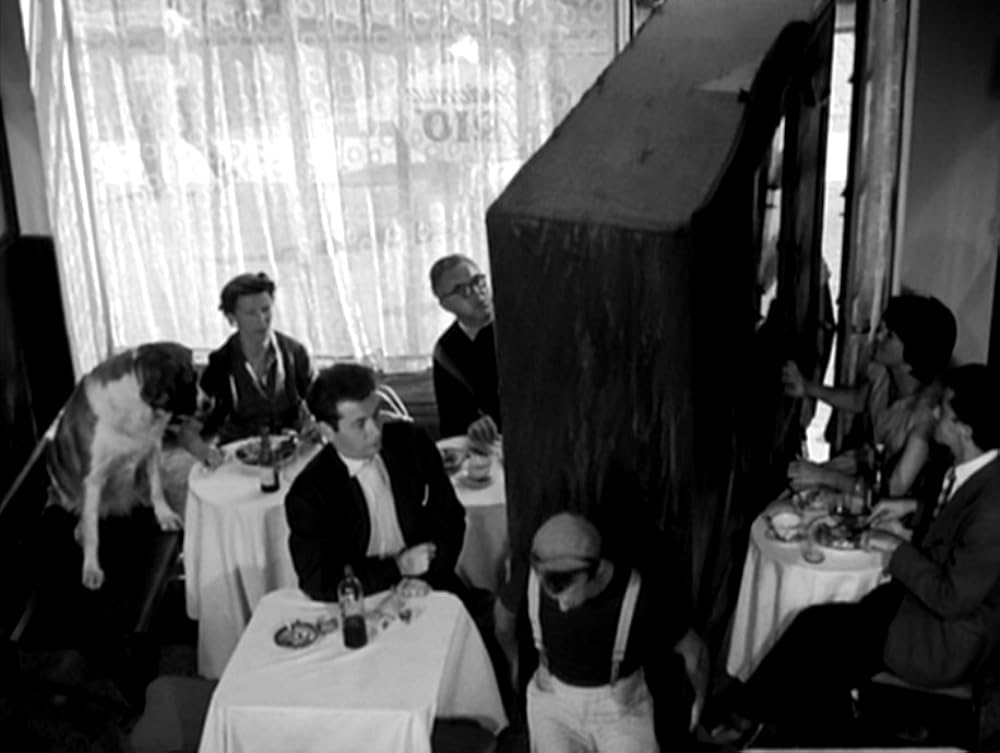 タンスと二人の男の画像