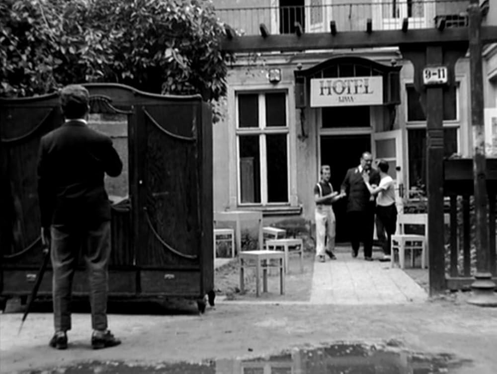 タンスと二人の男の画像