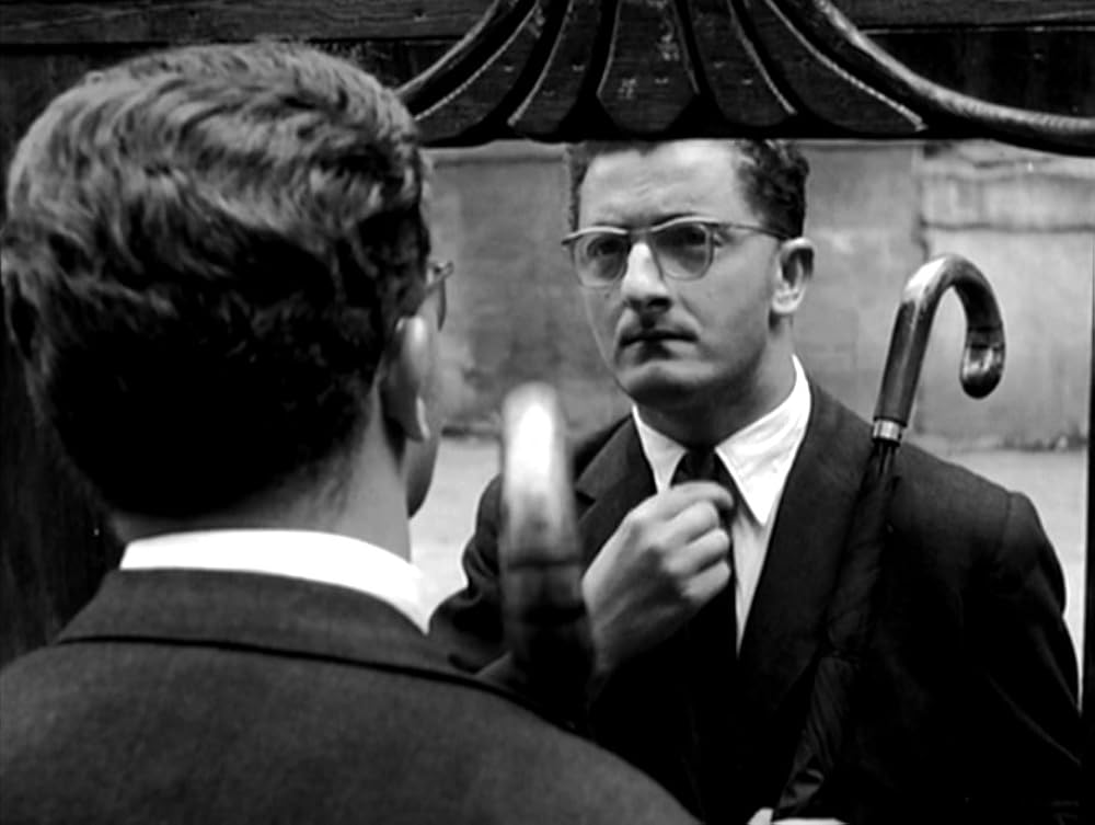 タンスと二人の男の画像