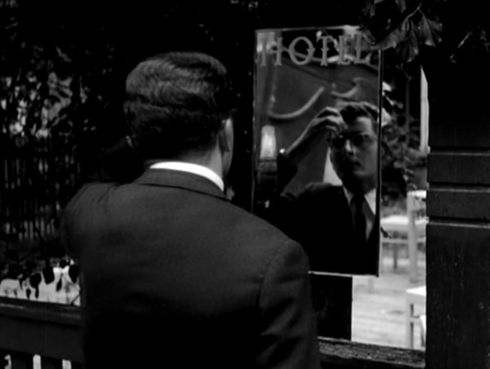 タンスと二人の男の画像