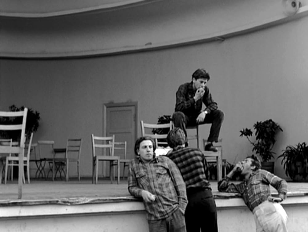 タンスと二人の男の画像