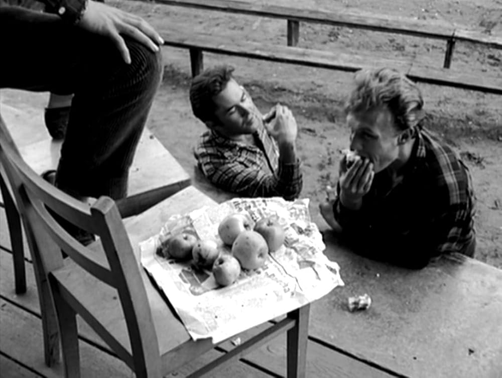 タンスと二人の男の画像