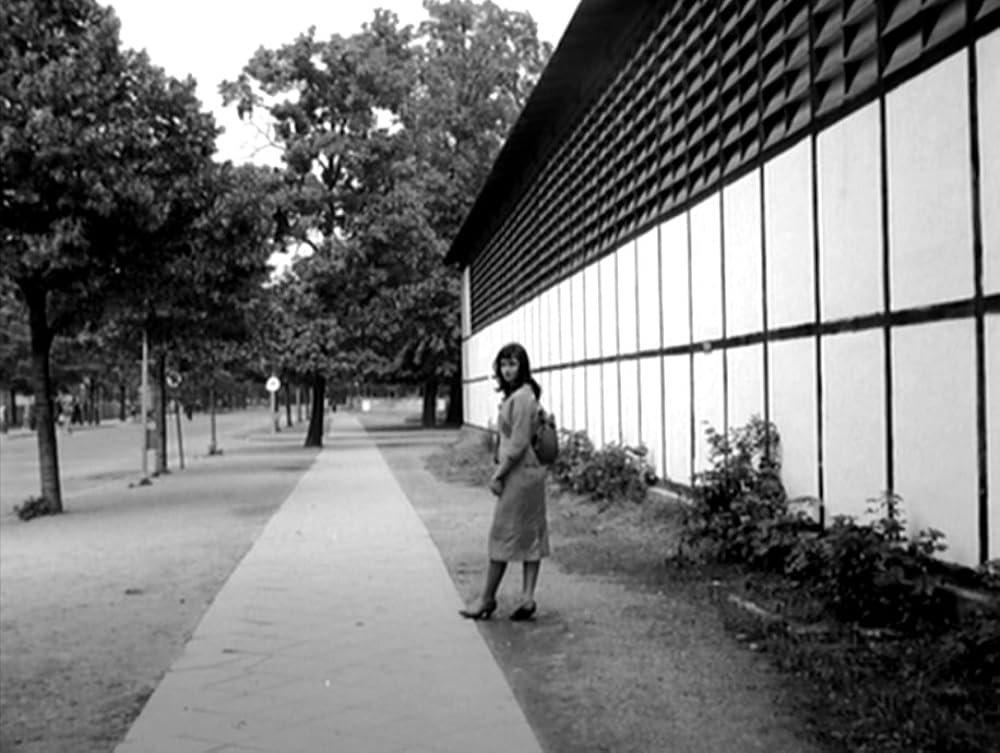 タンスと二人の男の画像